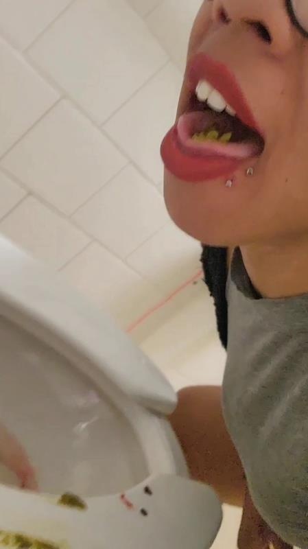 DaddyUni21 - UniElla Public bathroom solo play [2025 | SD]