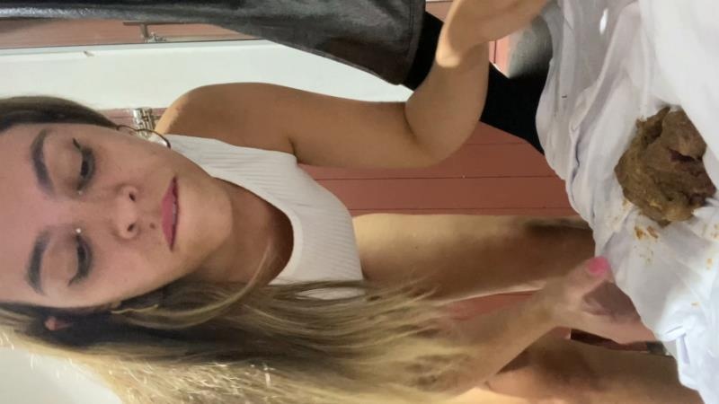 ElleClarkScatQueen - SHITTING in the dressing room of a clothing [2026 | UltraHD/4K]