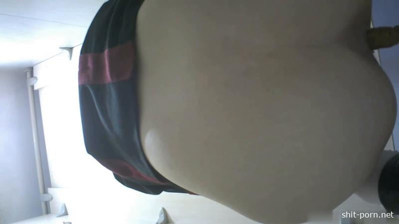Chinese Girl Pees With Skirt Lifted P1 [2026 | HD]